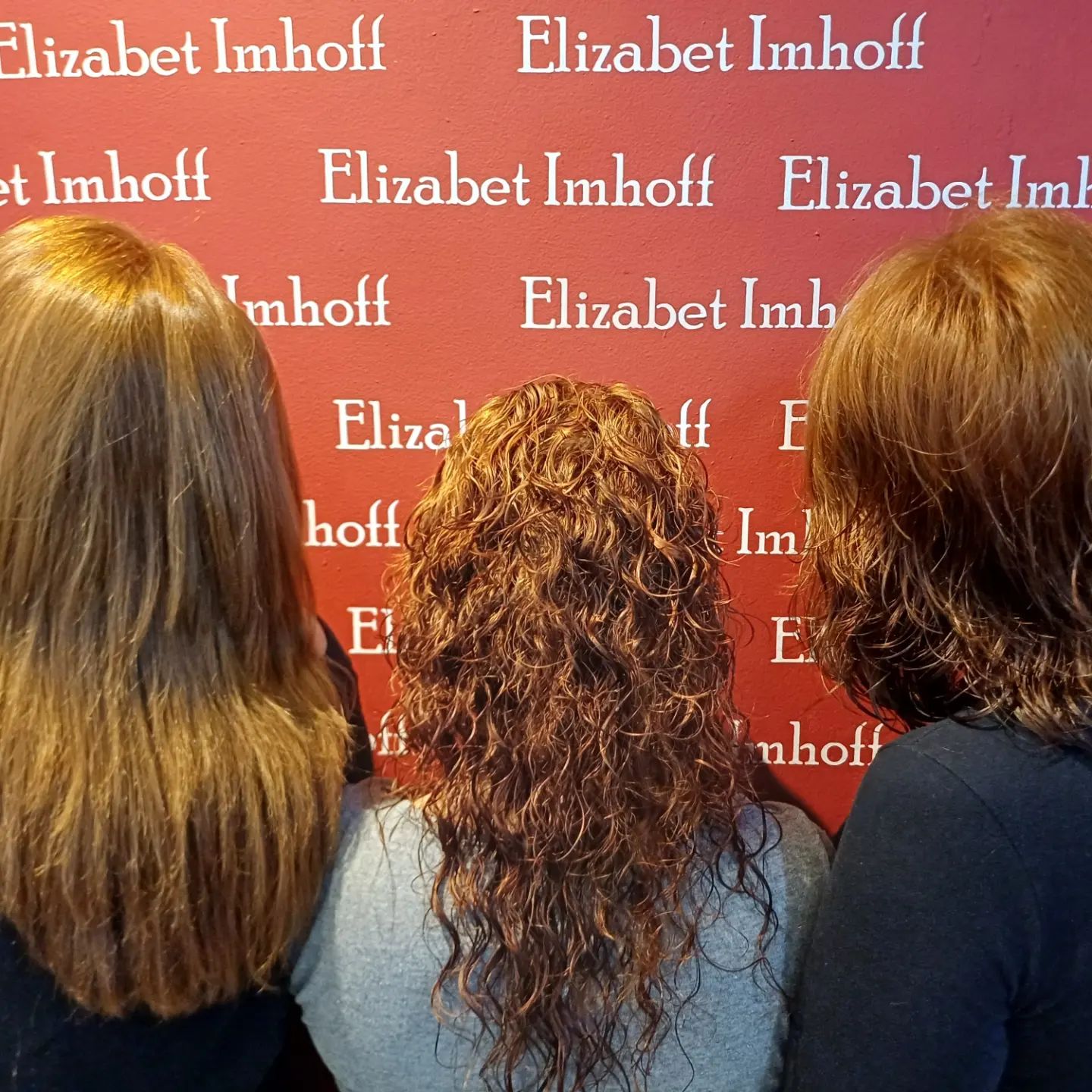 Clientas satisfechas con nuevo peinado en peluquería Imhoff